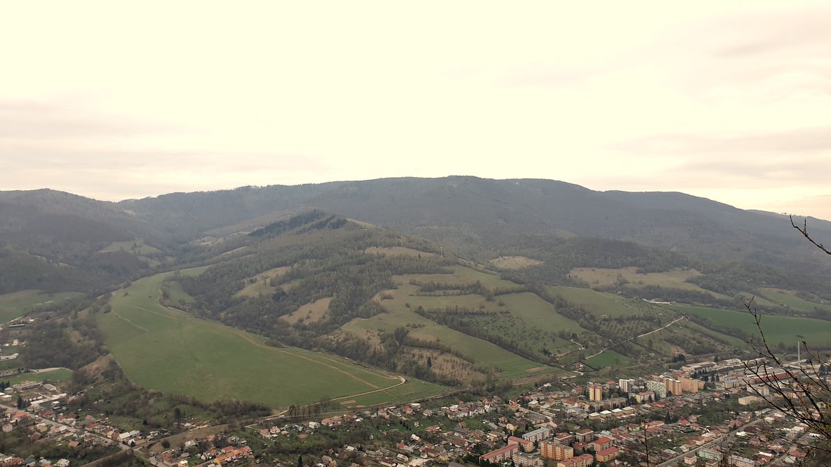 Mesto Tisovec s masívom Tŕstia v pozadí