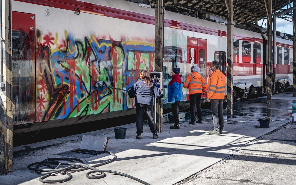 Cistenie grafitov zamestnancami ZSSK