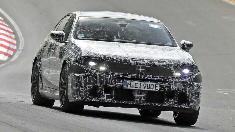 Modernizované BMW M5 testuje BMW na kultovom...