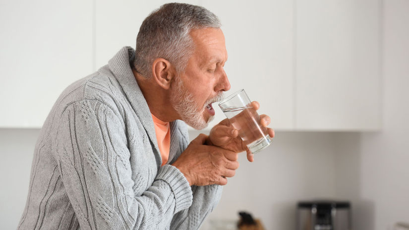 muž, dôchodca, senior, parkinson, voda,