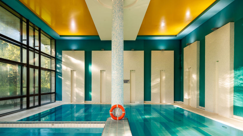 Vnútorný wellness bazén (je spojený s vonkajším).