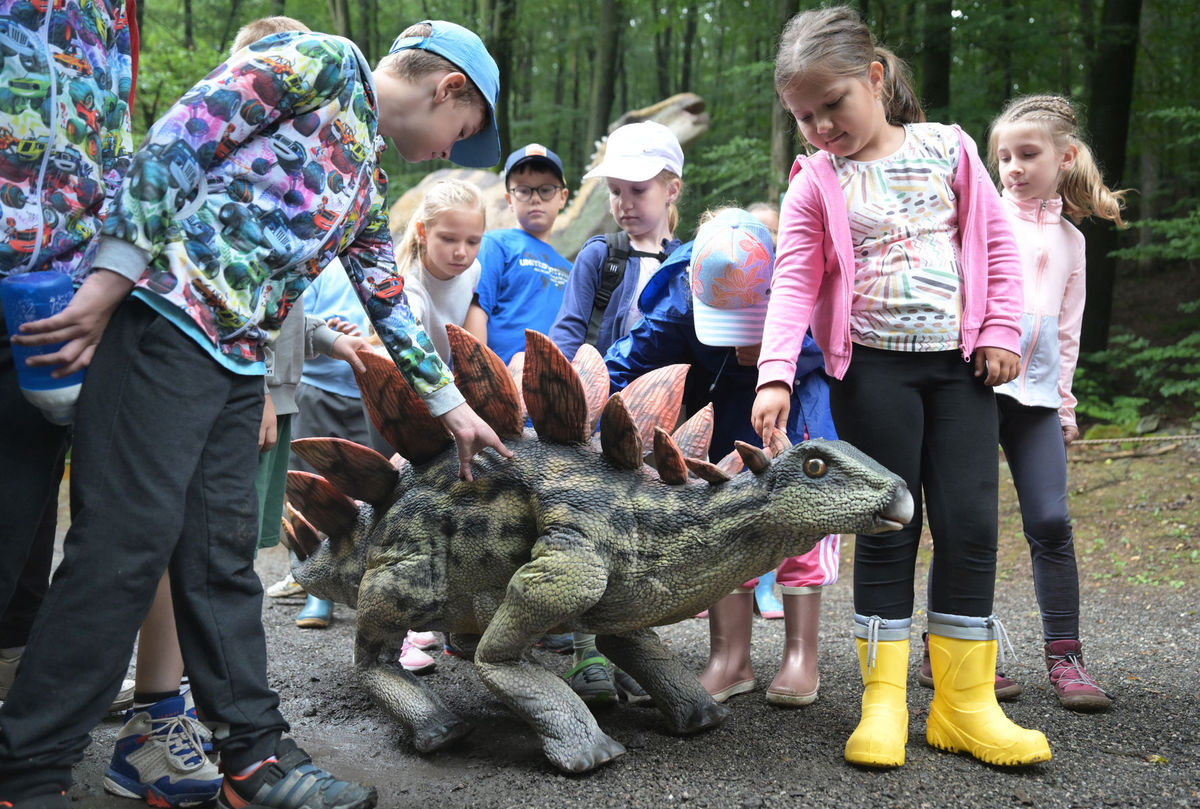 Na snímke chodiaci robotický dinosaurus v...