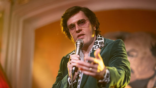 V hlavnej postave sa ako Karol Duchoň predstaví...