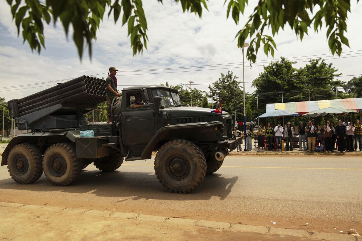 Raketomet BM-21 Grad, namontovaný na podvozku...