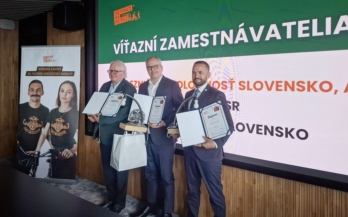 Ocenenie si prevzali  zlava  Peter Lazar...