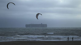 cunami, san francisco, pláž, kitesurferi