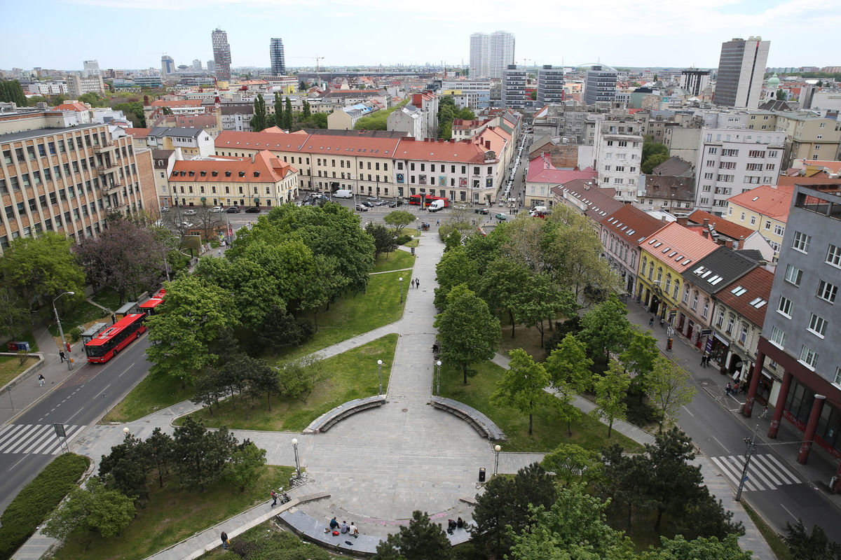 Kollárovo námestie na fotke z roku 2016, kedy...
