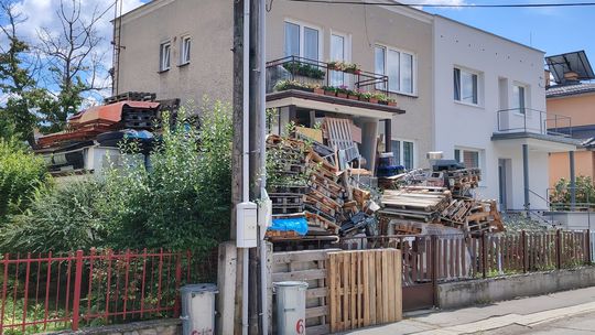 Dom v pokojnej bojnickej štvrti je zaprataný...