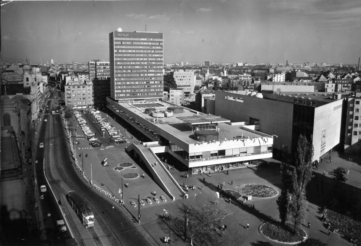 Komplex OD Prior a hotel Kyjev tesne po dokončení