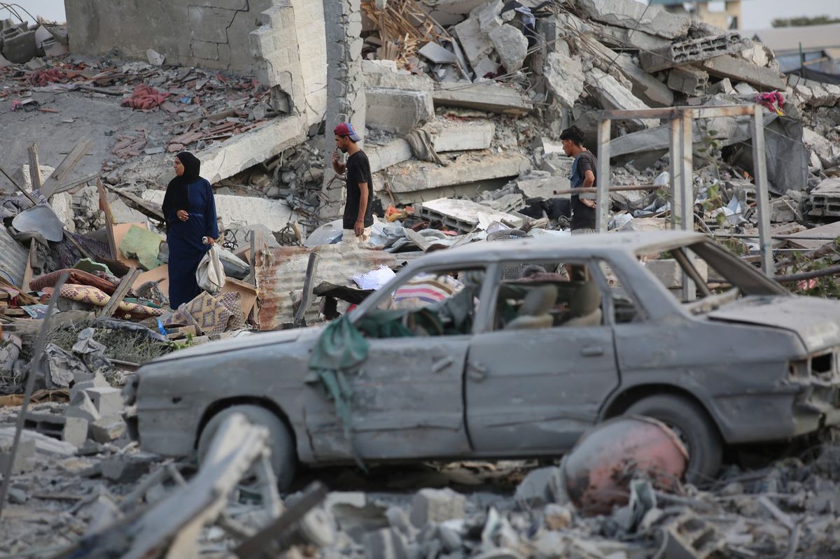 Palestínčania v meste Gaza prehľadávajú trosky...
