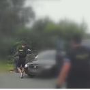 VIDEO: Ľudí okrádal o veľké peniaze. Pozrite si zásah polície, keď muža prekvapili priamo pri preberaní vyše milióna