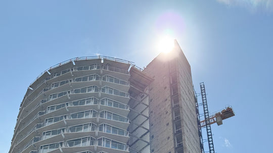 Machová stena za 156-tisíc či bar za 18-tisíc eur. Matovičovci vyzývajú ÚVO pre Kukuricu „klepnúť Kaliňákovi po prstoch“