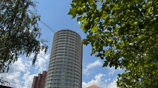 Stavba už má zasklenie, no je zjavné, že počas...