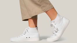 Domáce čistenie bielych tenisiek krok za krokom: Toto je 8 trikov, ktoré skutočne fungujú