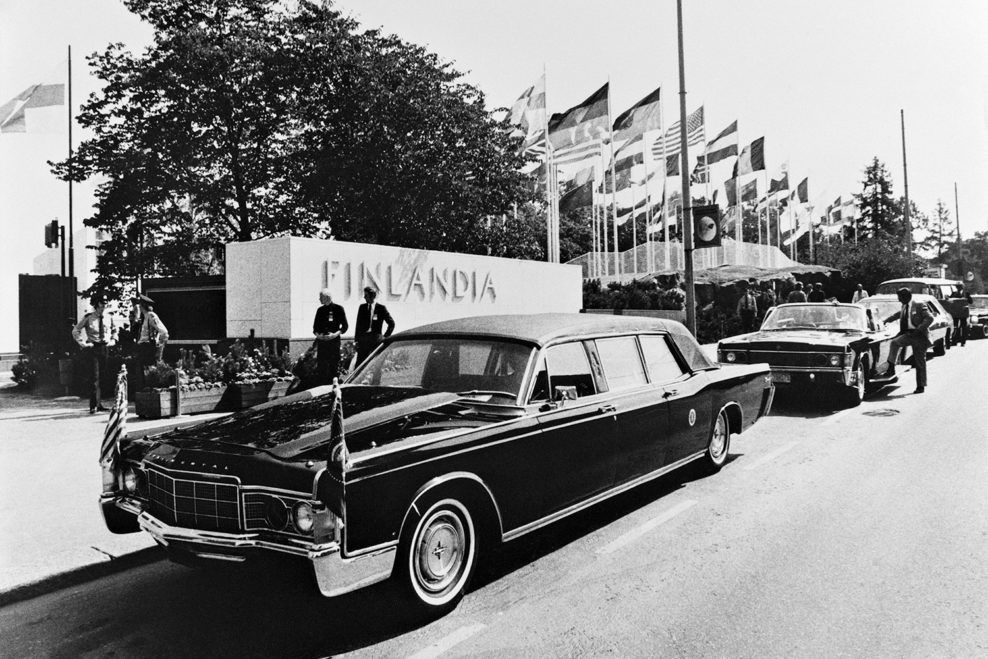 Kolóna vládnych limuzín pred palácom Finlandia...