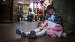 Ľudia odpočívajú na stanici metra, ktorá slúži...