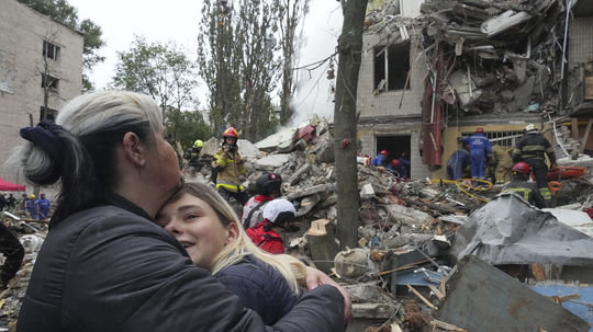 Preživšie pri zničenom obytnom dome po ruskom...