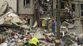 Záchranári pracujú v zničenom obytnom dome po...