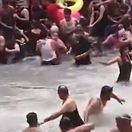 Votrelec v preplnenom bazéne: Had spôsobil medzi rekreantmi paniku