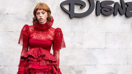 Herečka Lily Newmark v kreácii Alexander McQueen. 