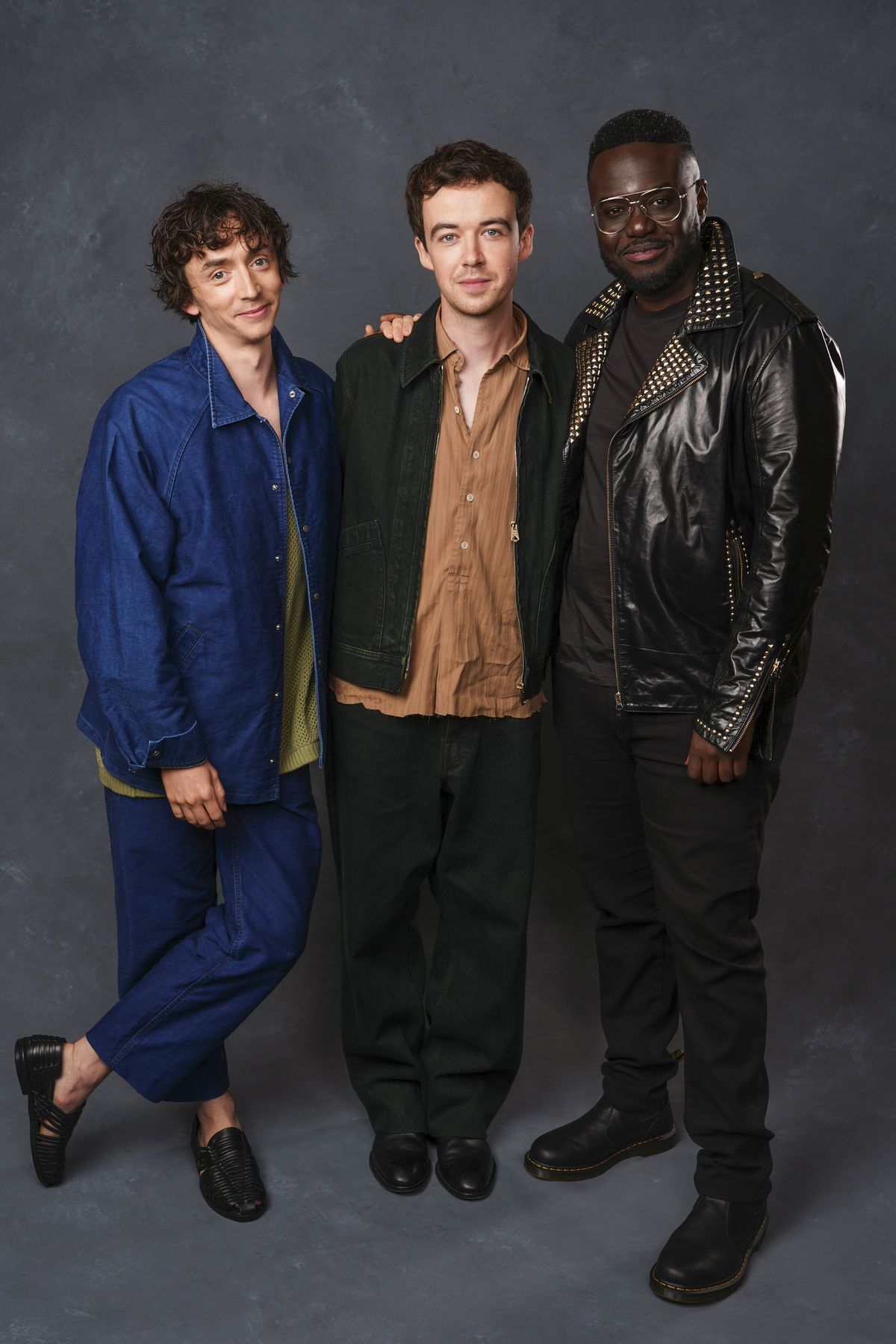 Zľava: Samuel Blenkin, Alex Lawther a Babou...