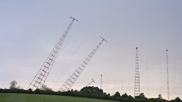 Majestátne stožiare padli k zemi ako podťaté. Začal sa odstrel antén obrovského slovenského vysielača