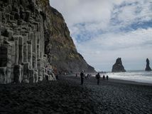 Pláž Reynisfjara na Islande.
