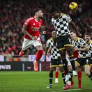 Hotovo. Vytúžená posila Slovana do obrany sa už fotila s fanúšikmi, chodila medzi striedačkami. Zápas tak skoro neodohrá