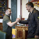 1257. deň: Rusi si s Ukrajincami vymenia 1 200 zajatcov. Zelenskyj po roku vymenoval šéfa vzdušných síl