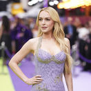 Herečka Lindsay Lohan pózuje fotografom na premiére. 