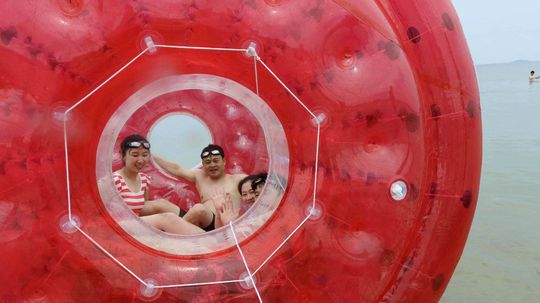 Ľudia odpočívajú vo veľkej nafukovacej vodnej...