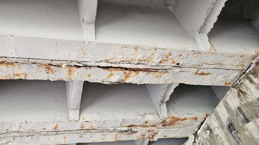 Na moste sa už podpísal zub času, čo vidno na...