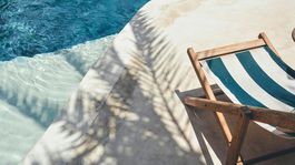 Turistka zmizla z ležadla na gréckej pláži kým jej manžel spal. Vyhlásili poplach