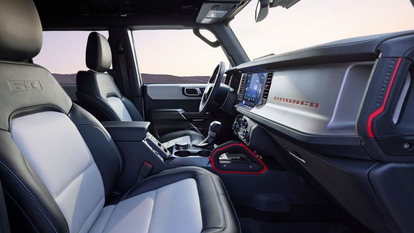 V interiéri výročná edícia kombinuje ebenovú...