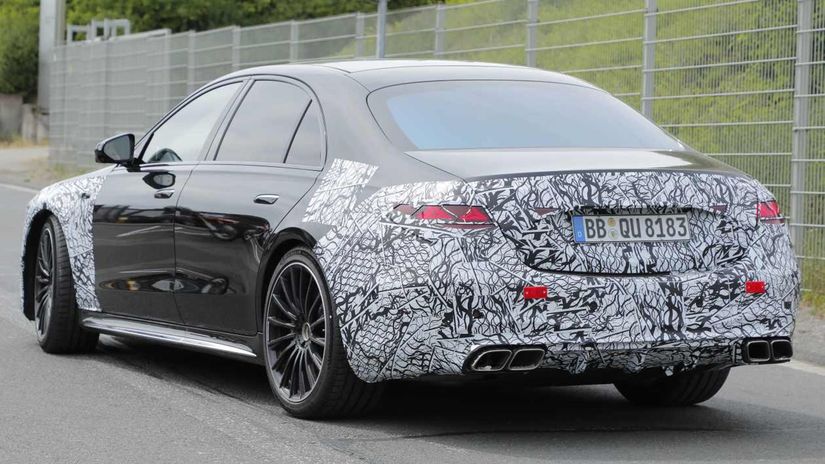 Dva páry výfukov a decentný difúzor...