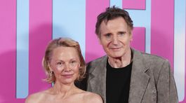 Herečka Pamela Anderson a herec Liam Neeson...