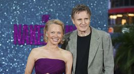 Pamela Anderson a Liam Neeson sú pár