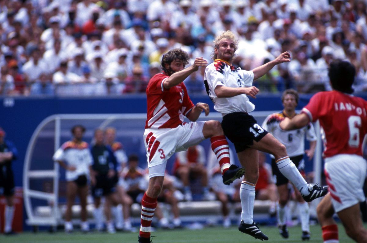 Rudi Völler a Trifon Ivanov v súboji na MS 1994.