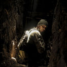 ukrajinský vojak, vojna na Ukrajine, zákop,