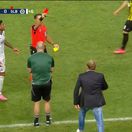 Weissov názor na rozhodcov počulo celé Slovensko. Vylúčeného a nadávky chrliaceho trénera belasých museli držať