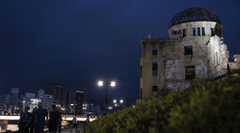 Návštevníci kráčajú okolo Dómu atómovej bomby v...