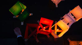 Návštevníci vypúšťajú papierové lampióny na...