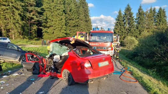 Pri čelnej zrážke dvoch osobných motorových...