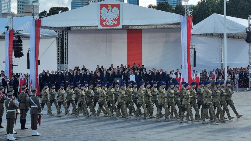 Poľskí vojaci pochodujú počas slávnostného...