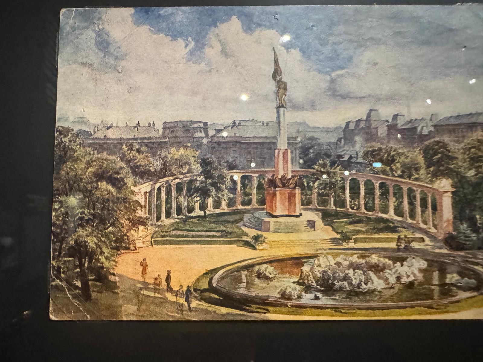 Dobová pohľadnica s Memoriálom Červenej armády...