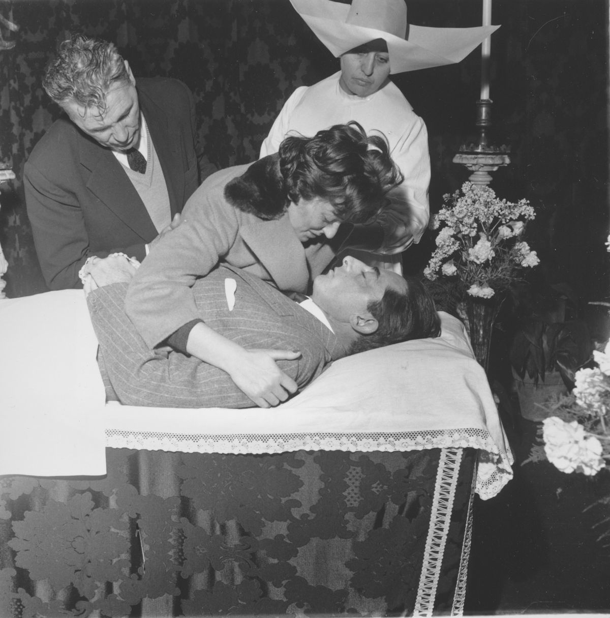 Giulia Occhiniová nad zosnulým Faustom Coppim.