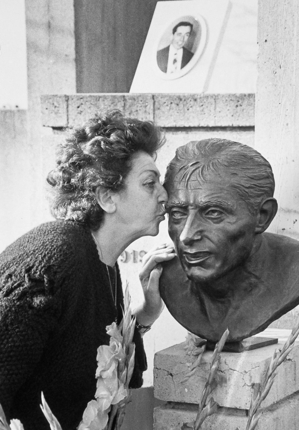 Giulia Occhiniová na sklonku života bozká sochu...