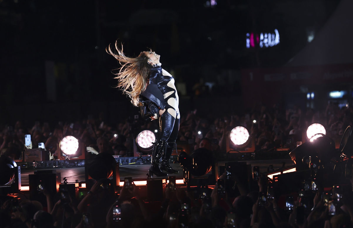 Speváčka Jennifer Lopez vystupuje počas svojho...