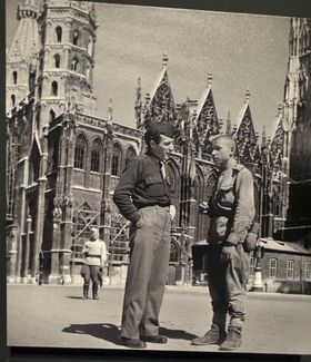 Sovietsky a francúzsky vojak pred Stefansdomom,...