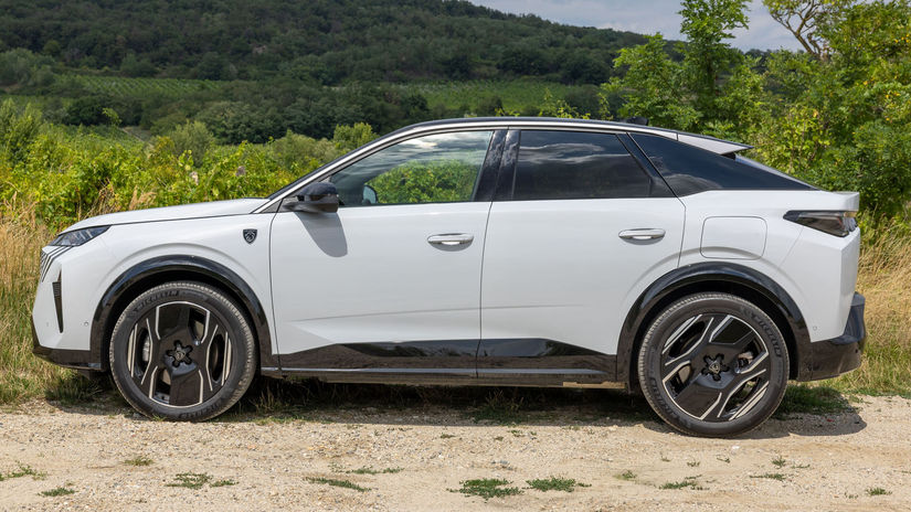 Splývavá zadná silueta urobila z Peugeotu 3008...